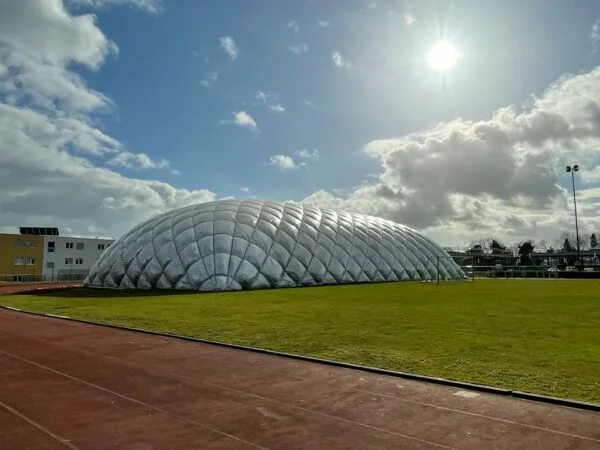 Erich-Kästner-Schule in Oberursel bekommt Traglufthalle früher als erwartet