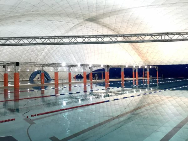 Berlins erste Schwimmbad-Traglufthalle eröffnet im Wedding