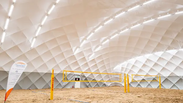 Winterfestes Beachvolleyball mit PARANET Traglufthalle